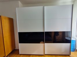 Kleiderschrank weiss/schwarz mit Schiebetüren, guter Zustand