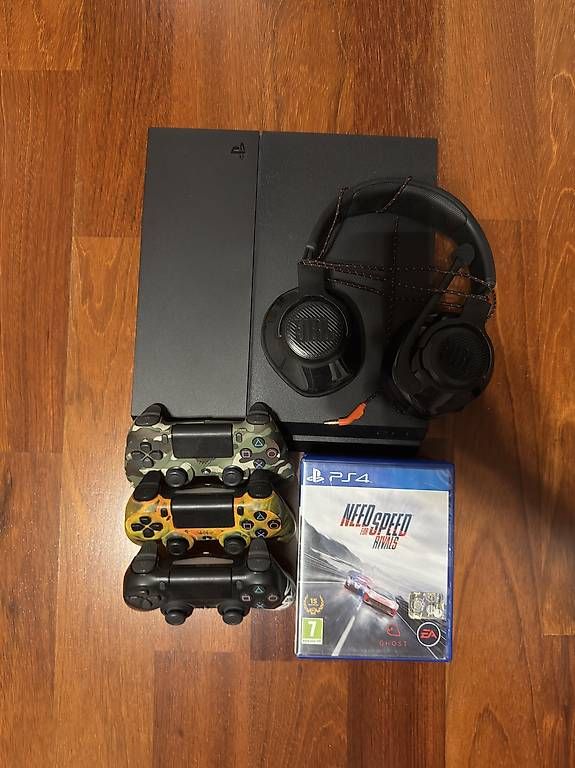 Sony Console: Playstation 4 con accessori – Usato da Tesserete venduto da pia_pwj7