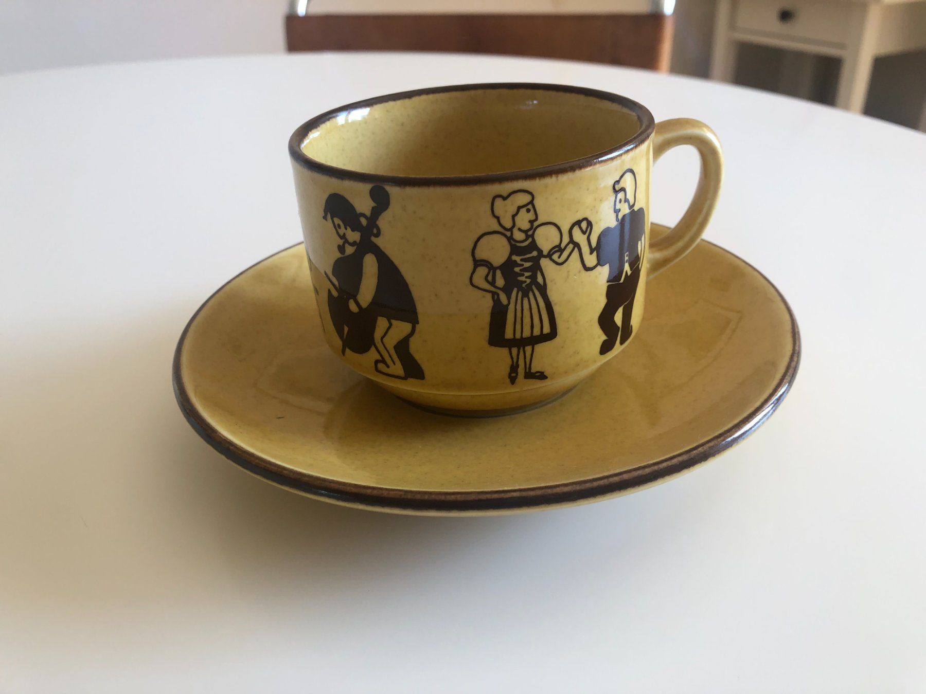 Rössler Tassen: Kaffeetasse Folklore von Rössler – Gebraucht aus Bassersdorf von sammelfloh