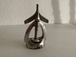 Antiker Nussknacker aus Metall. NOSARD INCA Switzerland