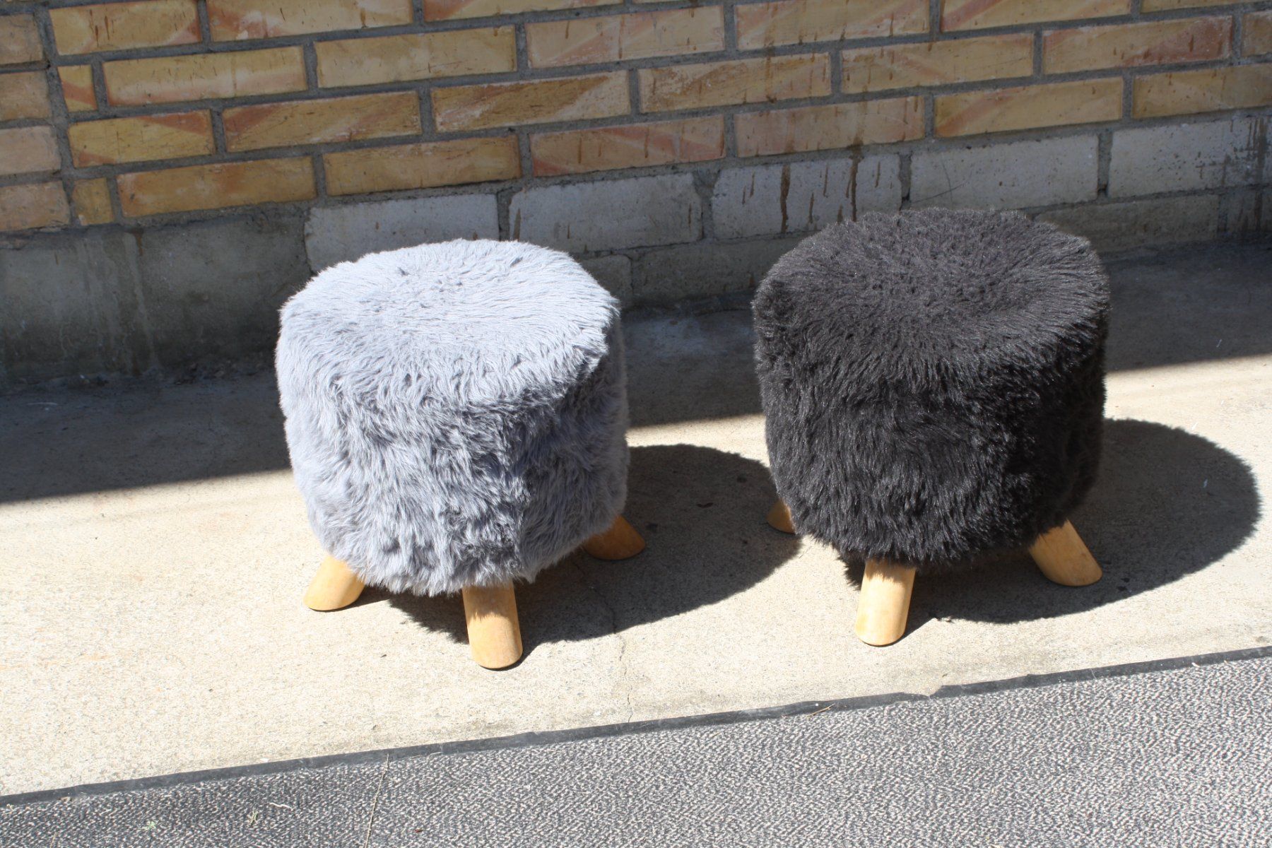 Sgabelli: 2 HOCKER PLÜSCHHOCKER – Usato da Wauwil venduto da Pneuedy 1