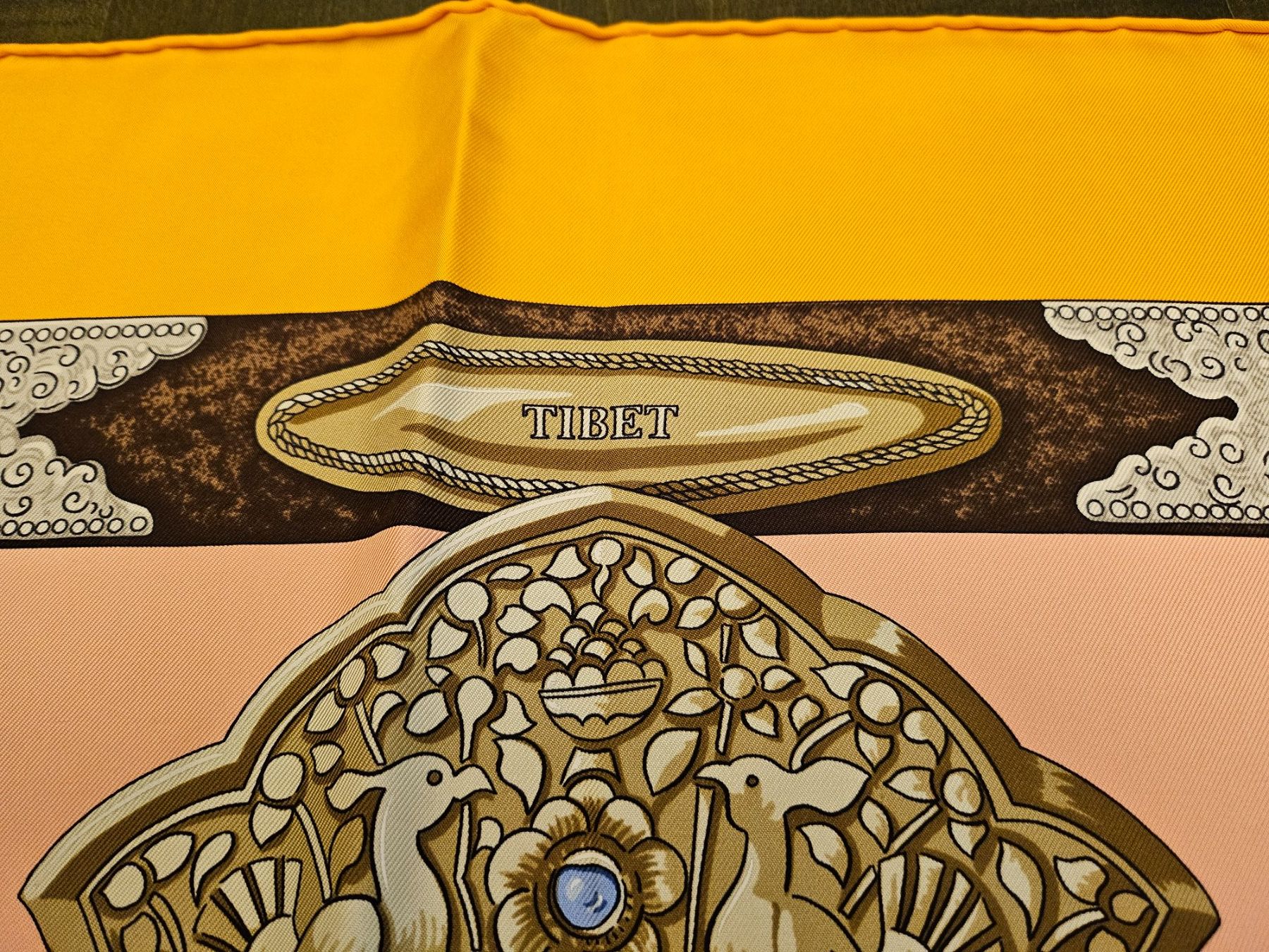 Carré Hermès 90x90 En Soie - Thème Tibet II, Motifs Losanges Et Couleurs Pastel