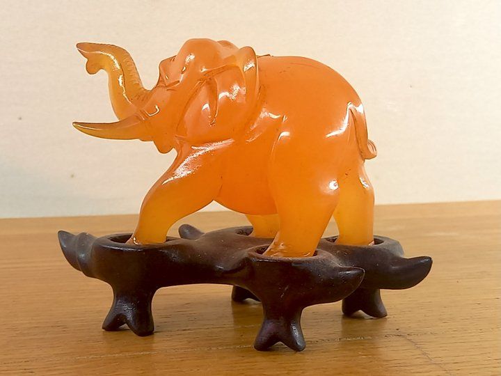 Statuette: Éléphant sur son socle en bois – Usato da Ponts-de-Martel venduto da Henri-Louis 1
