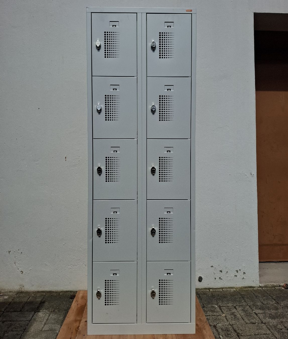 Armoires: Metallschrank / Schliessfächer - 10 Abteile – Neuf (Voir description) à Reinach BL par Malin20