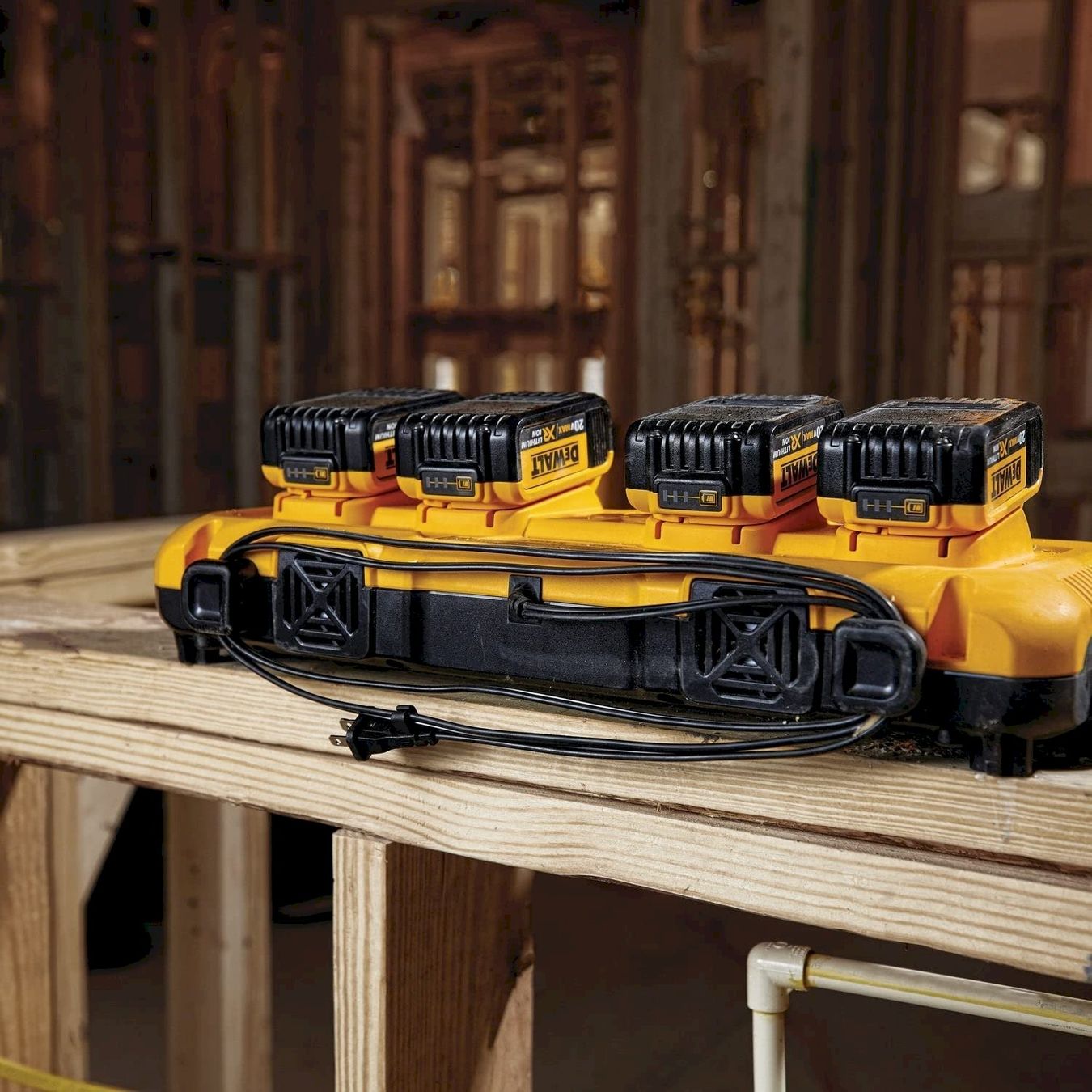 Dewalt Chargements: DeWalt Vierfach-Schnelladegerät DCB104QW – Neuf avec emballage d'origine à Bottighofen par zaap 4
