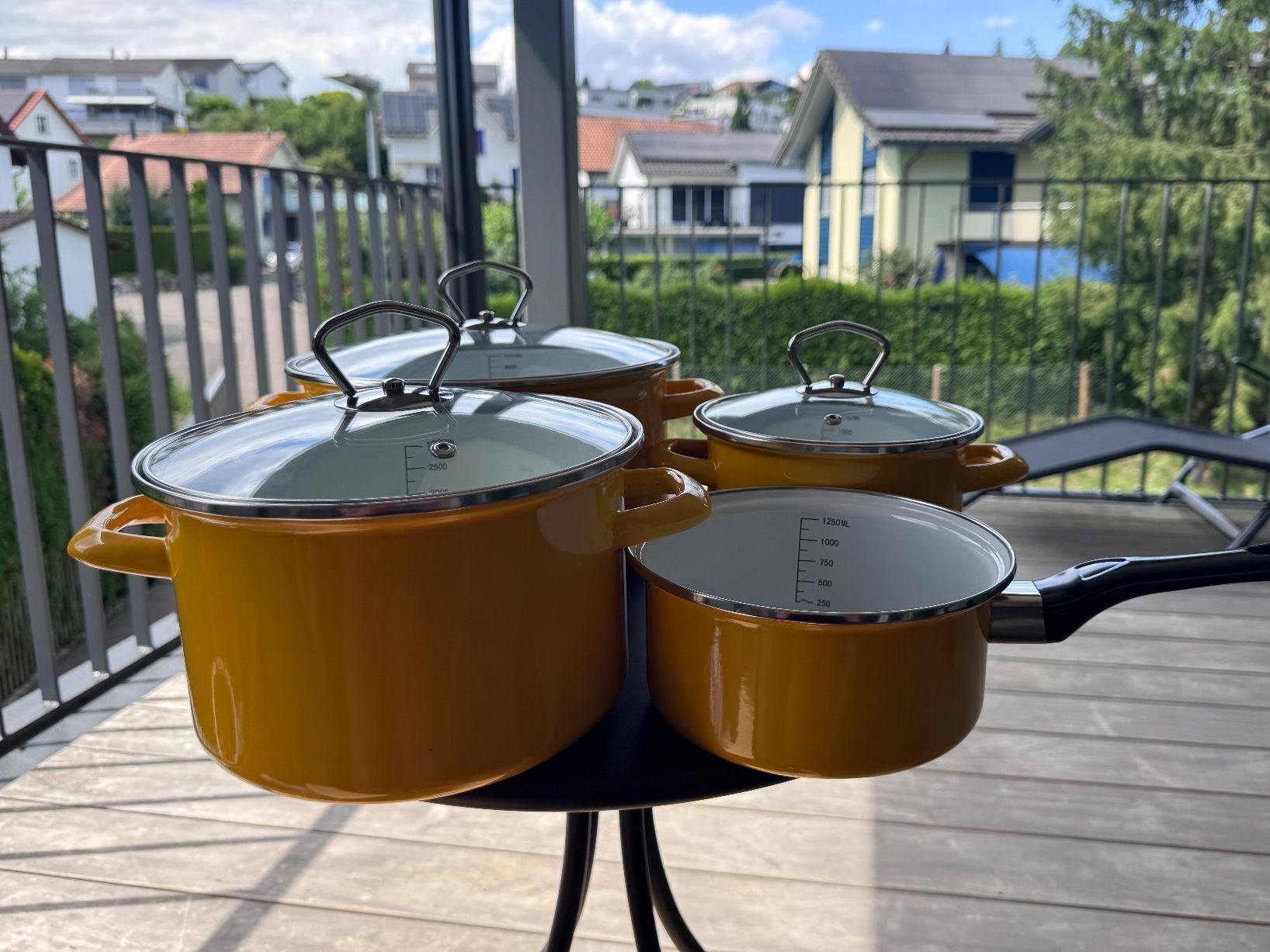 Töpfe: Kochtopfset gelb mit Deckel 4-teilig neuwertig – Neu und originalverpackt aus Müllheim Dorf von kat_9dnw