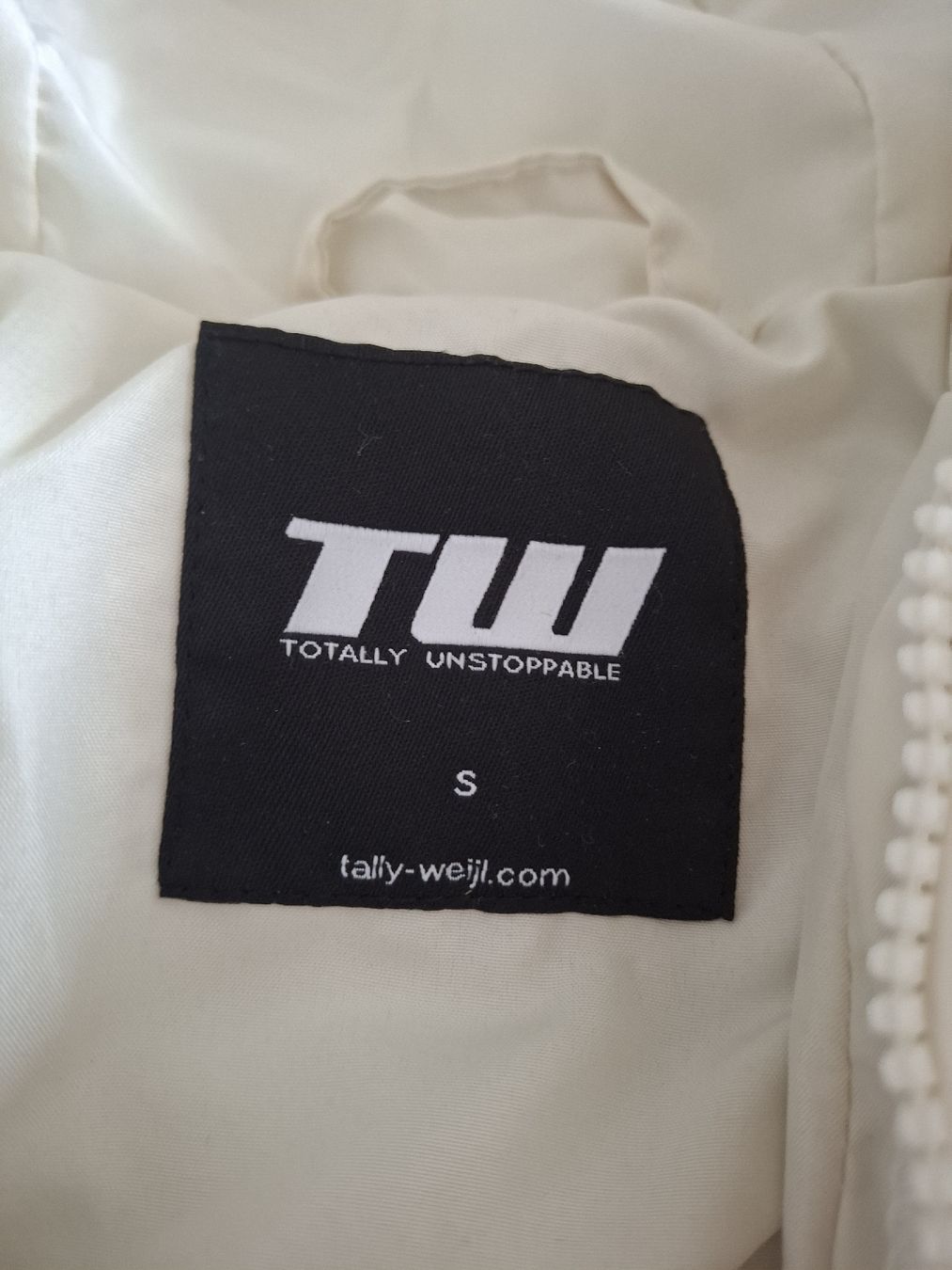 Vestes: Doudoune courte blanc cassé t.S – D'occasion à givisiez par odilev 1