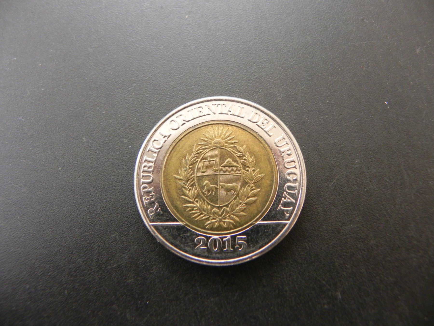 Alle Münzen: Uruguay 10 Pesos 2015 – Gebraucht aus Biel/Bienne von Gogolozi 1