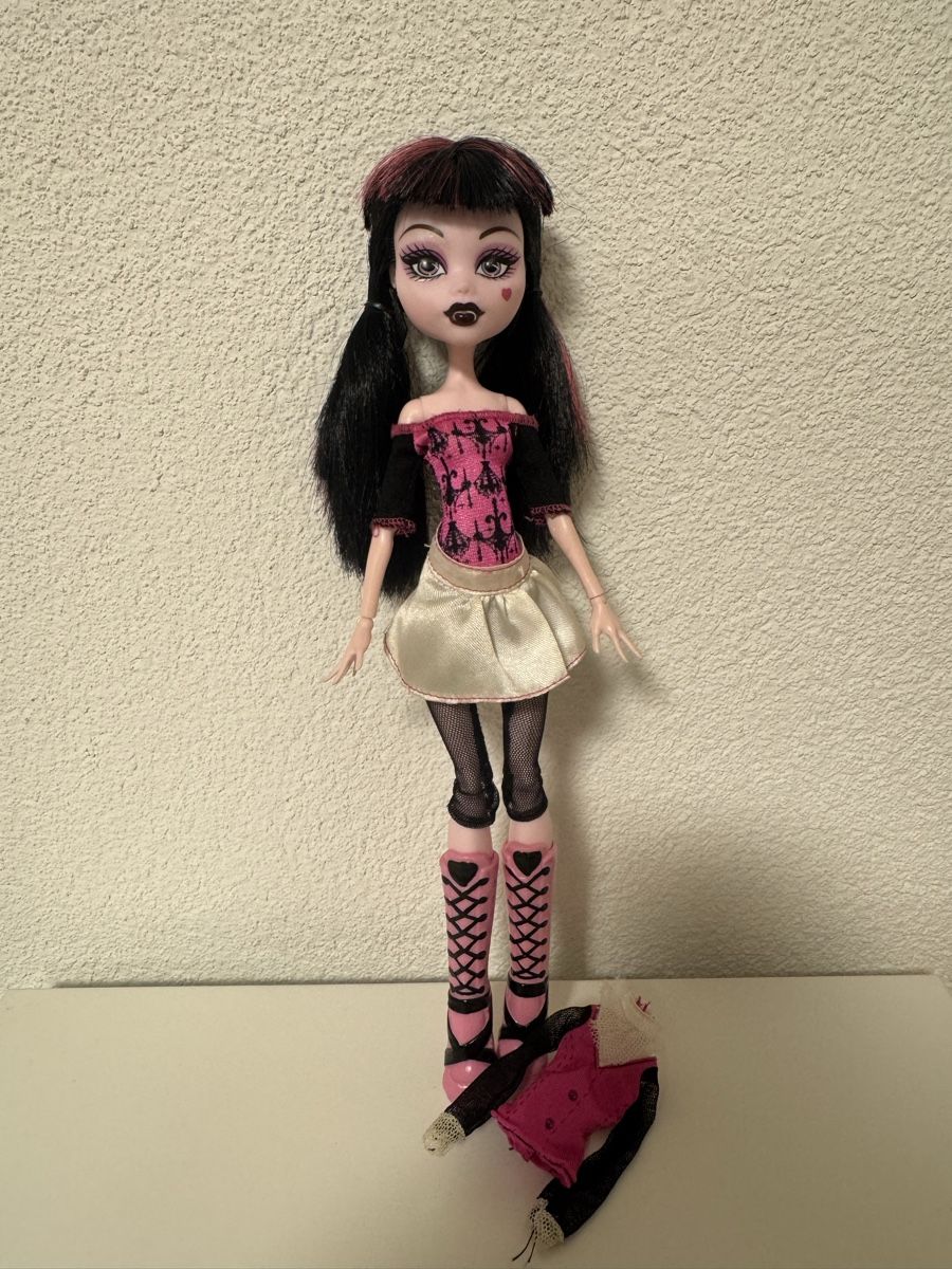 Bambole: Monster High Draculaura Doll with Additional Top – Usato da Wil SG venduto da eid_m7ks