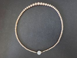 Collier de perles fantaisies rose poudré avec pierre de lune