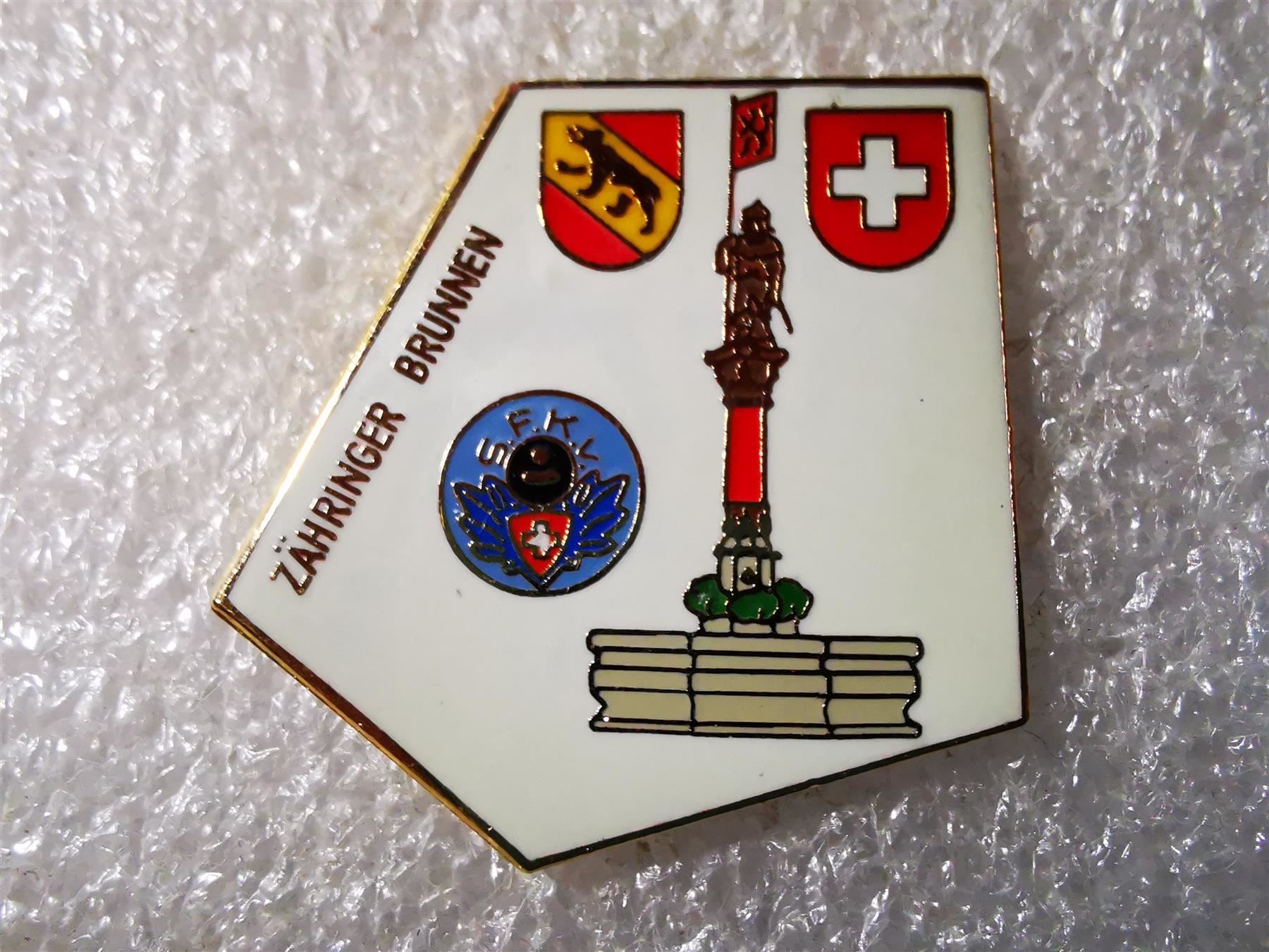 Placchette & Badge: Ansteckpin 96: Zähringer Brunnen – Usato da Oppligen venduto da Pin-Fall-Shop