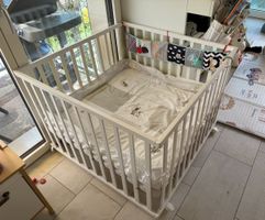 Gebrauchtes Babylaufgitter mit Matratze und süssem Überzug