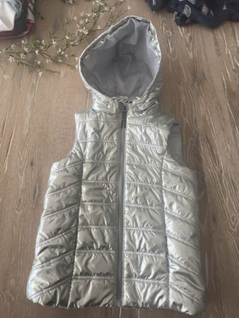 Gilet H&M silber mit Kapuze, Grösse 122/128 🩶🥈