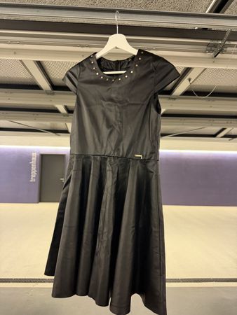 Guess Kleid Leder schwarz mit Nieten 