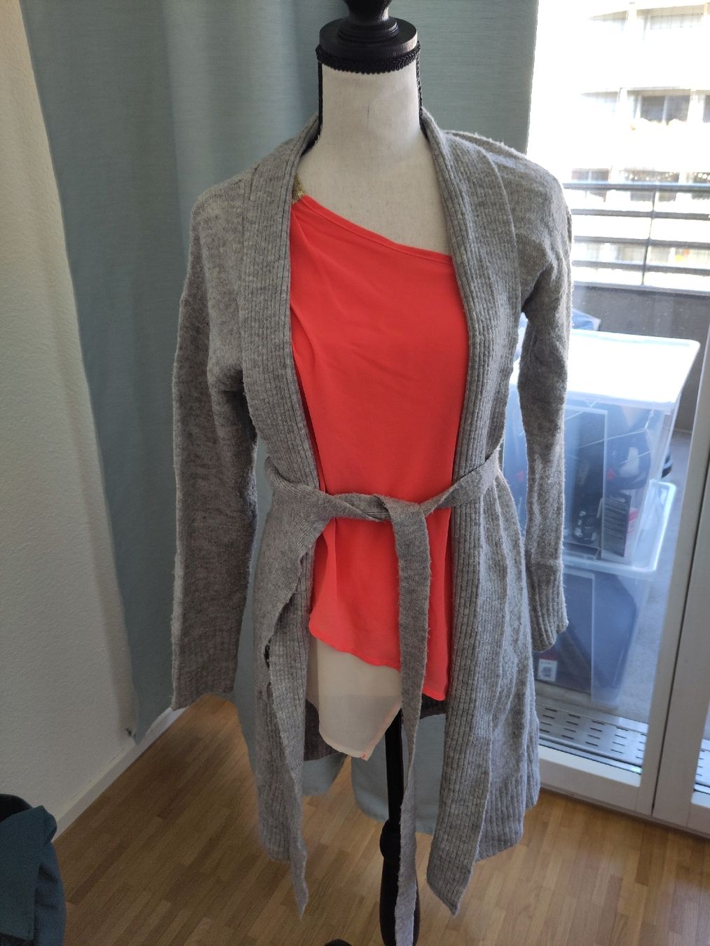 Giacche: Damen Strickjacke lang grau mit Bindegürtel gebraucht – Usato da Zürich venduto da njerryrocky