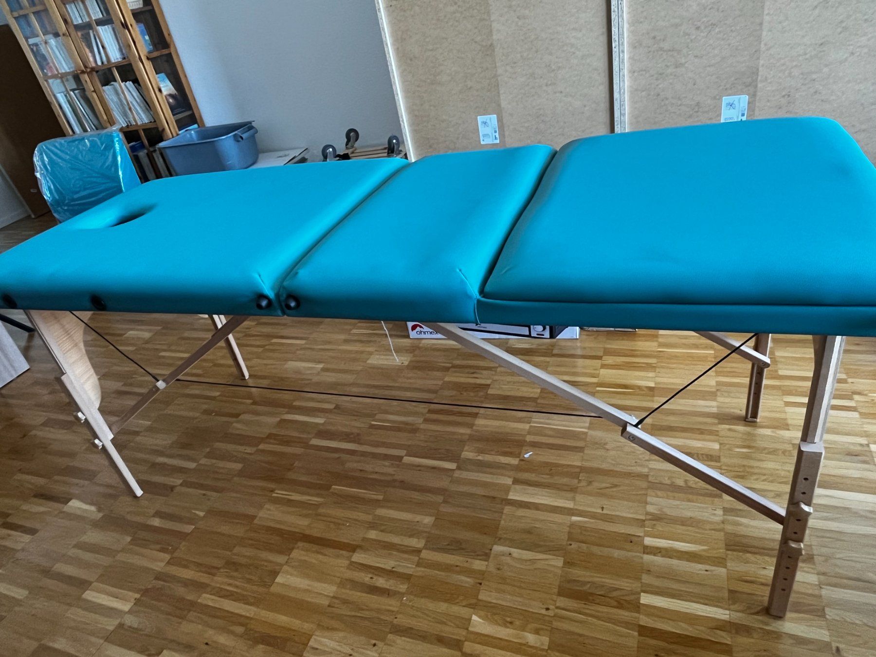 Kosmetik-& Massageliegen: Table de massage professionnelle - pliable - 3 plans – Gebraucht aus Givisiez von ChrisB1694