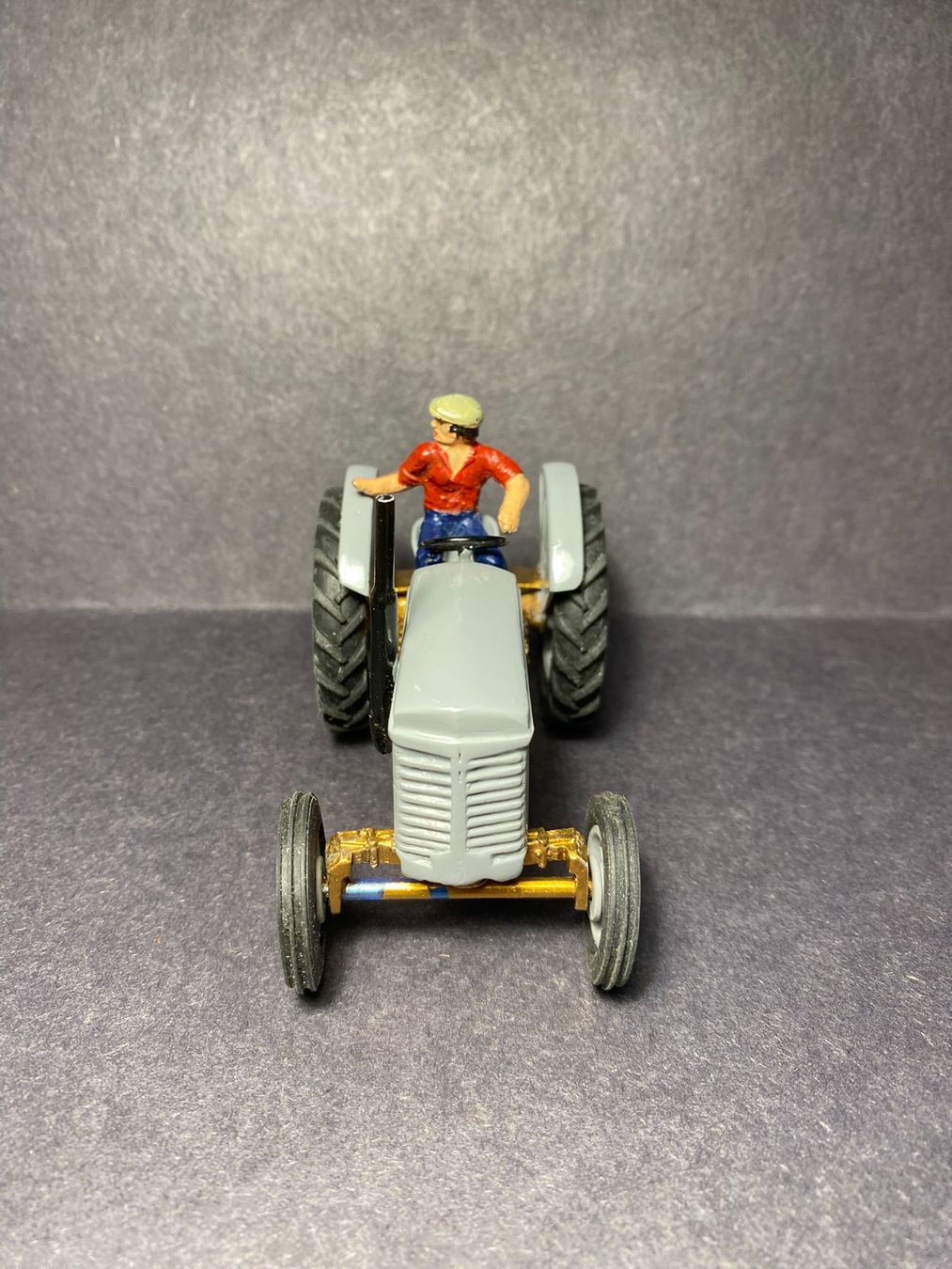 Massey Ferguson Modellini d'auto: Ferguson TE 20 Oldtimer Traktor mit Figur Handmade 1:32 – Usato da Spiez venduto da Mlandcruiser 7