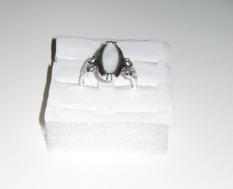 Ringe: Ring silberfarbig, Stein länglich perlmutfarbig, U56 – Neu (gemäss Beschreibung) aus Flamatt von Tattoo18
