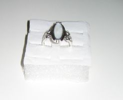 Ring silberfarbig, Stein länglich perlmutfarbig, U56