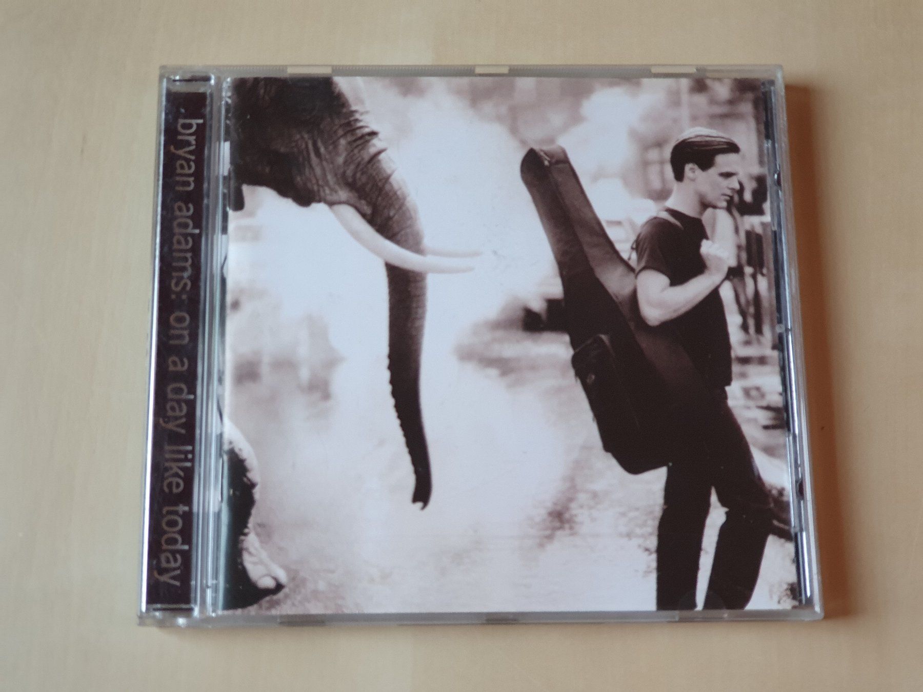CD: Bryan Adams on a Day like today – Usato da Stansstad venduto da collectorsshop