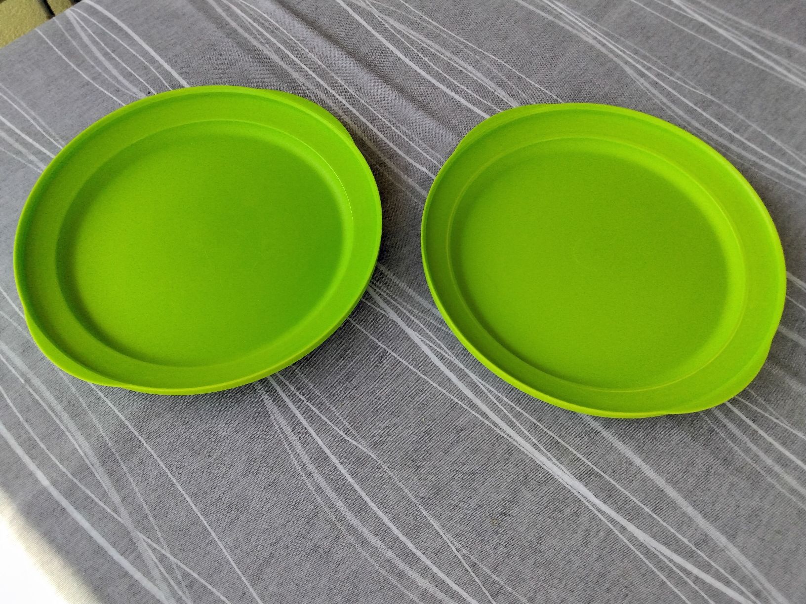 Tupperware Teller: TUPPERWARE 2 PICKNICK TELLER – Gebraucht aus Biel/Bienne von dasi3 1