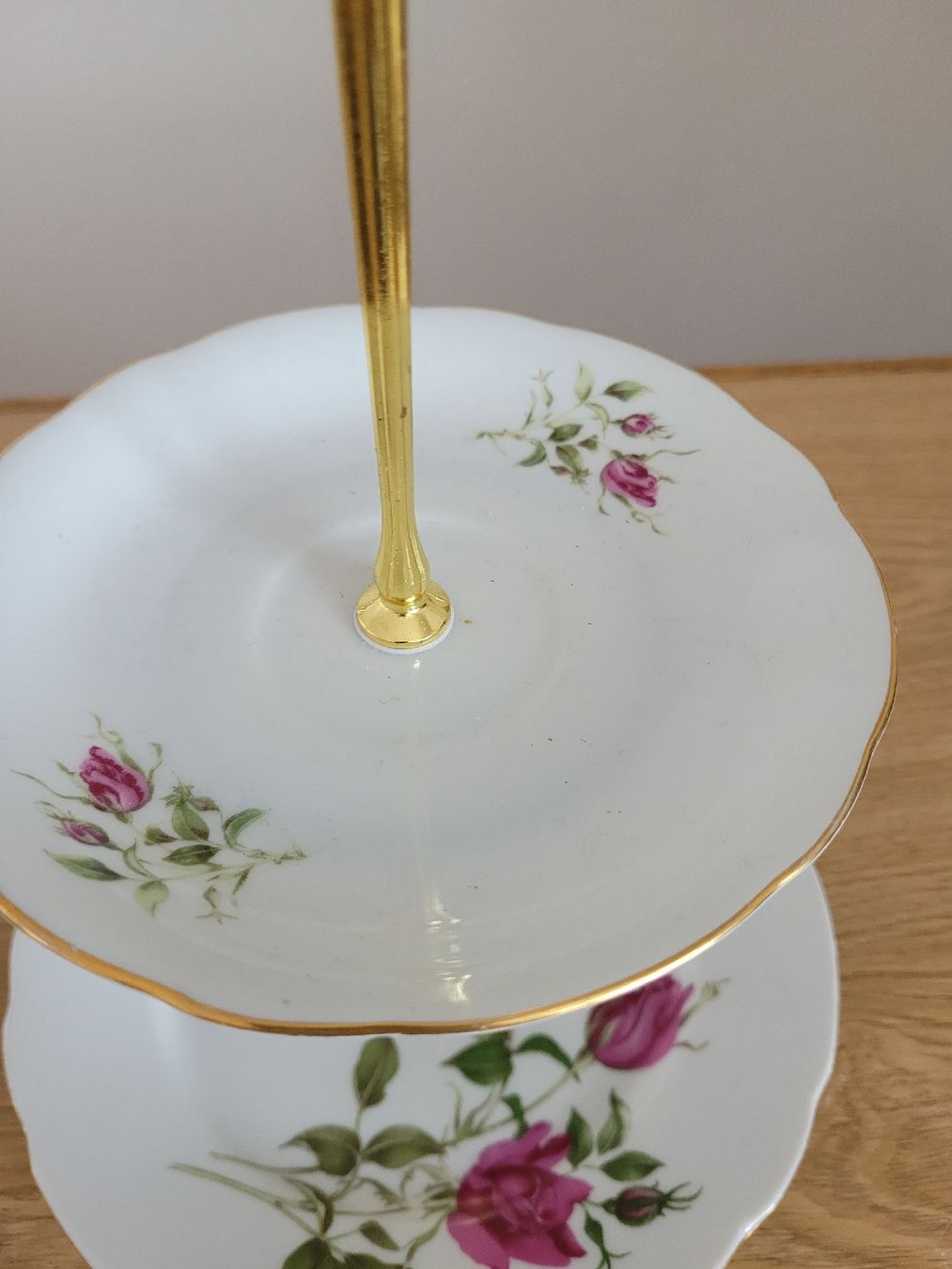 Set di piatti: ETAGERE mit Kaffeetasse, Untertellerchen & Desserteller – Usato da Nottwil venduto da echtMOMO 5