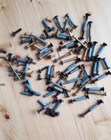 Posten Möbel - Holzverbindungen, Messing und Eisen.