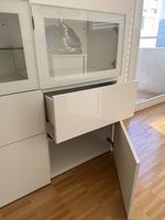 Meuble IKEA BESTÅ blanc brillant avec vitrines et rangements