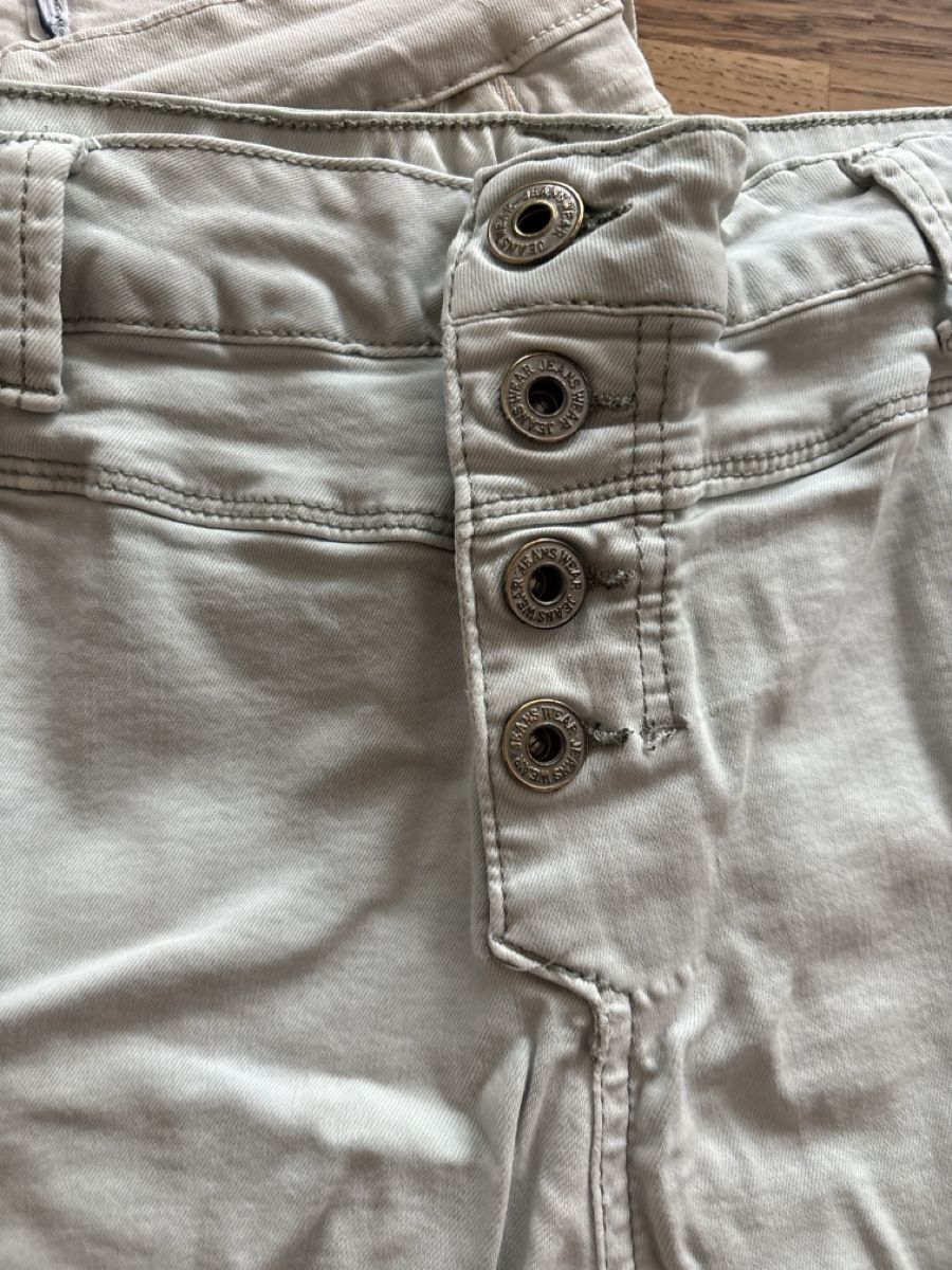Pantalons: Damen Shorts beige + hellgrün Grösse 38 Chicoree – Neuf (Voir description) à Berneck par SESSES 1