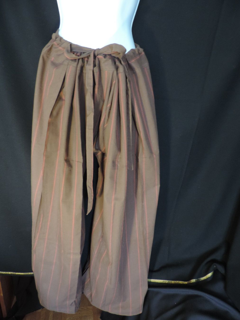 Pantaloni: sarouel brun rayure rouge rosé – Usato da Genève venduto da Axelle333 7