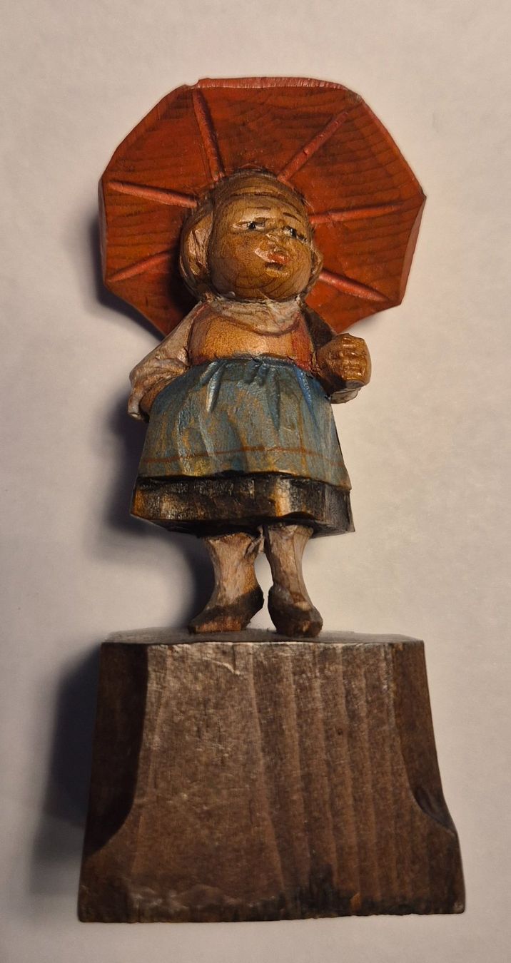 Skulpturen & Statuen: Brienzer Mädchen mit Schirm aus Holz handgeschnitzt – Gebraucht aus Neerach von SilliS