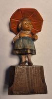 Brienzer Mädchen mit Schirm aus Holz handgeschnitzt