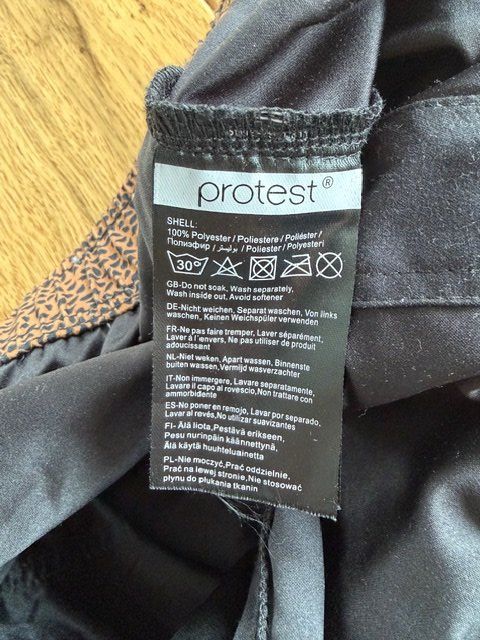 Protest Pantalons: Schöne Protest Mädchen Shorts Grösse 176 – D'occasion à Hohenrain par Kiendan 4