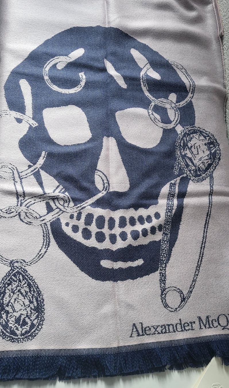 Alexander Mcqueen Foulards, Tücher & Schals: Sciarpa di Alexander McQueen nuova e originale – Defekt aus Giubiasco von fas_b82x 1