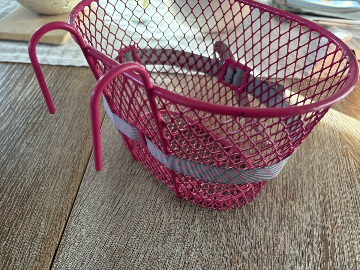 Sonstiges für Haushalt & Wohnen: Kinderfahrradkorb pink Metall neuwertig – Gebraucht aus Remetschwil von Munti0 1