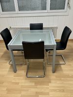 Tisch und Stühle