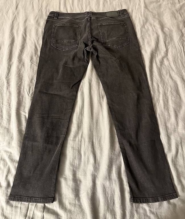 Jeans: Schwarze Jeans  – Gebraucht aus Wädenswil von dom_pz5d 4