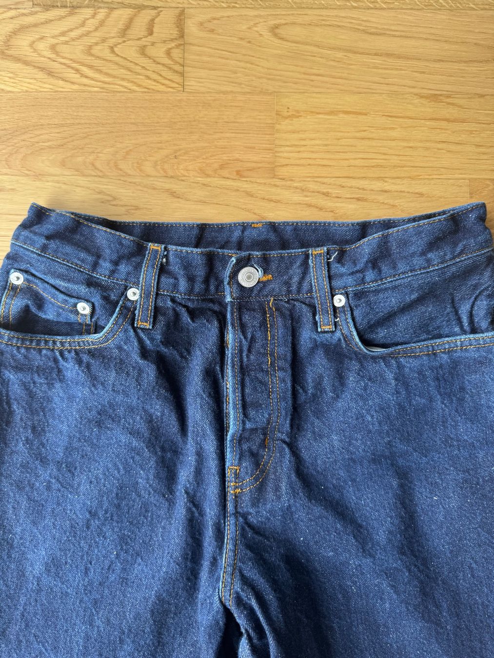 Cos Jeans: COS Jeans mit weitem Beim – Usato da Dübendorf venduto da cendre 4