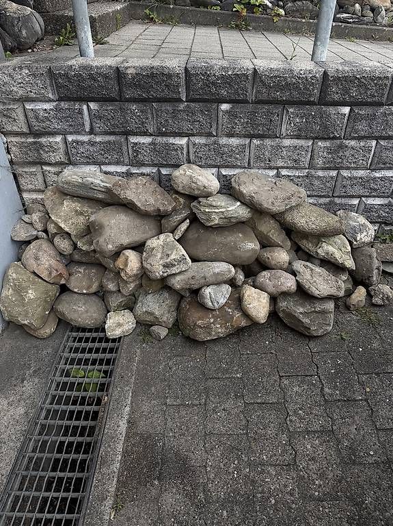 Pietre & tegole: Natursteine Gratis – Usato da Gossau SG venduto da mz_zm