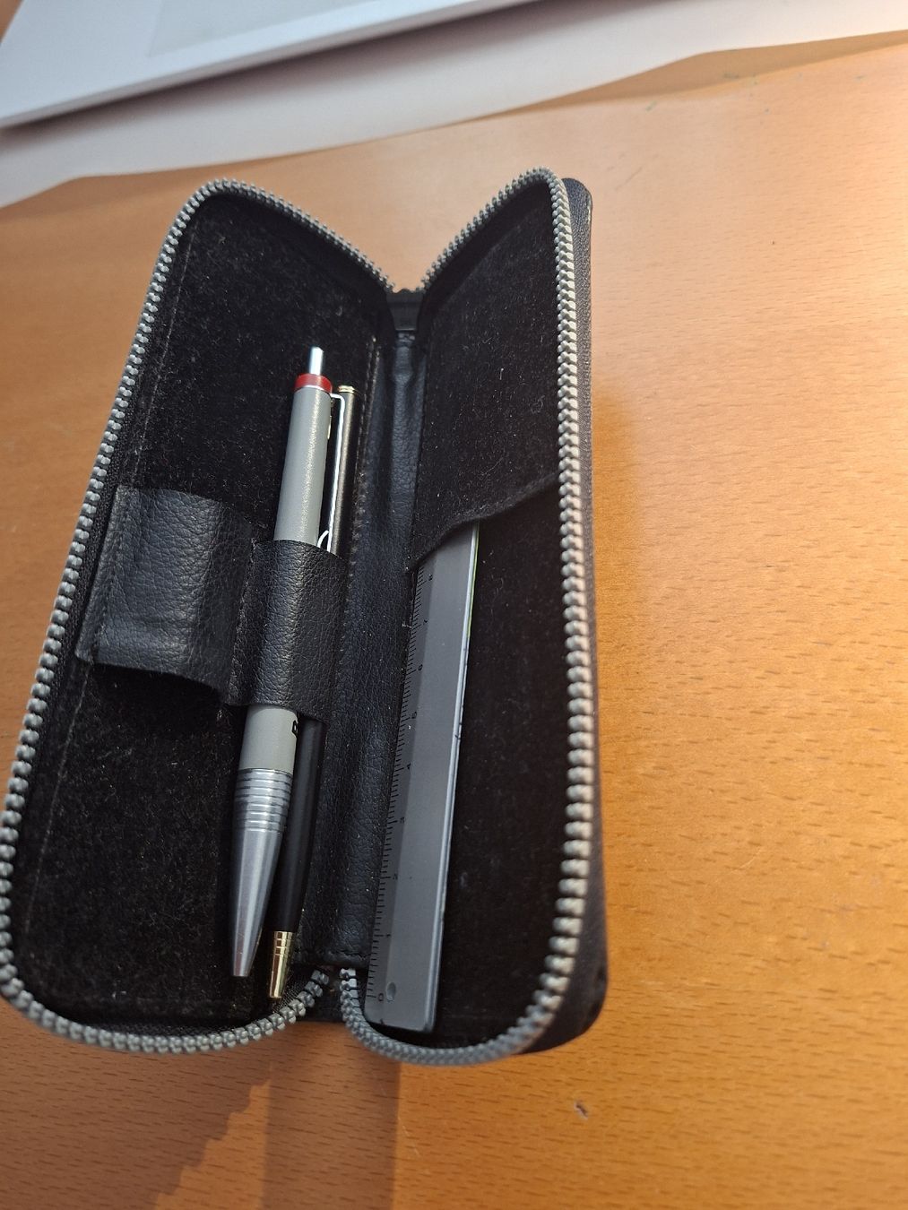 Altro in Scrittura & Disegno: Etui Leder schwarz mit Stift und Lineal.  – Usato da Uster venduto da mak_mw2n 1