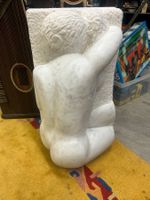 Marmor-Skulptur eines sitzenden Frauenaktes MB 96/97