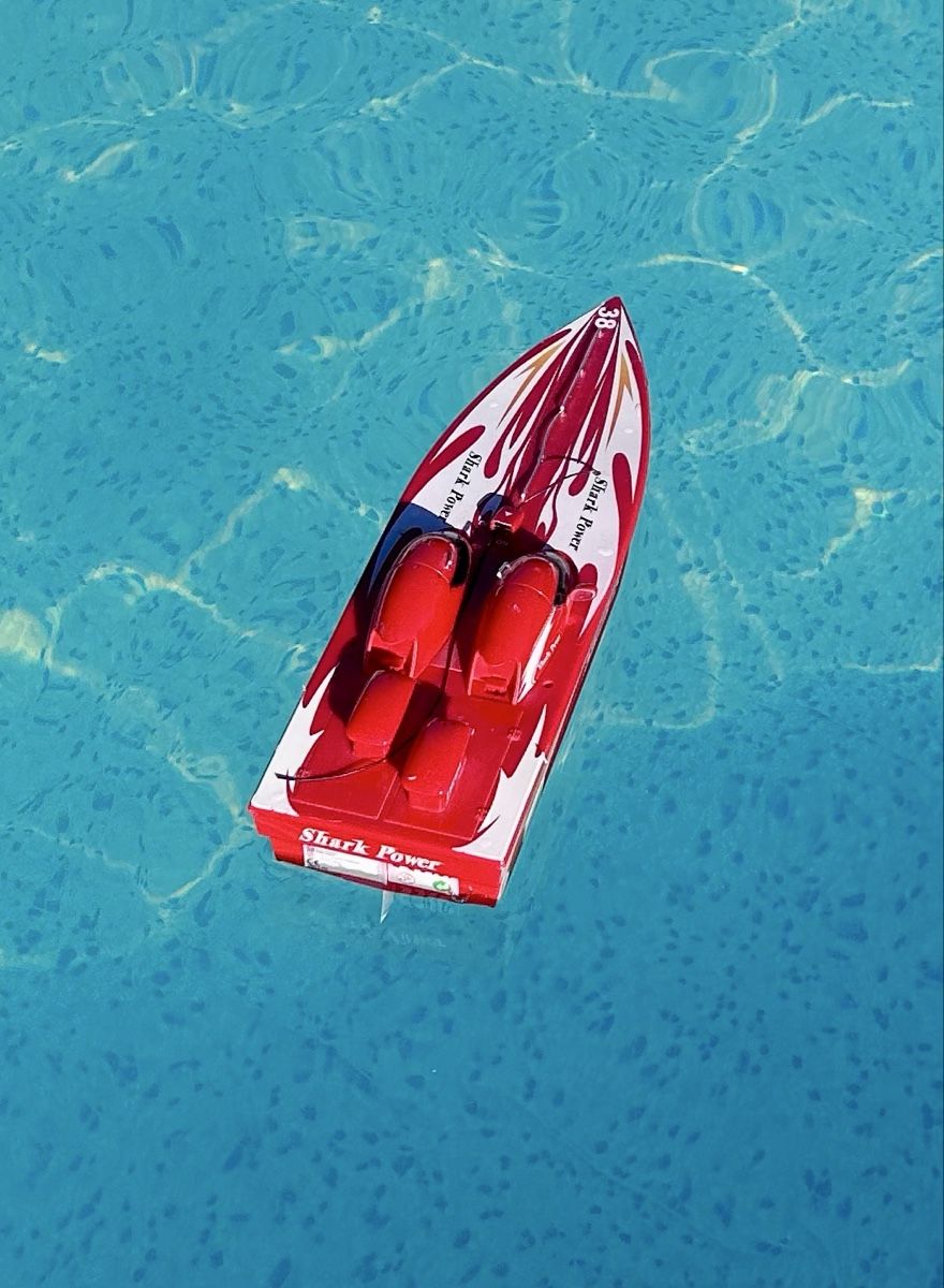 Modellismo RC: Bateau télécommandé Shark Power rouge – Usato da Chêne-Bougeries venduto da Assouille 1