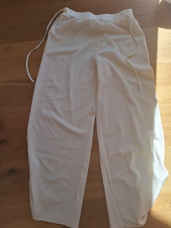Hose weiss mit Kordelzug strukturierter Stoff