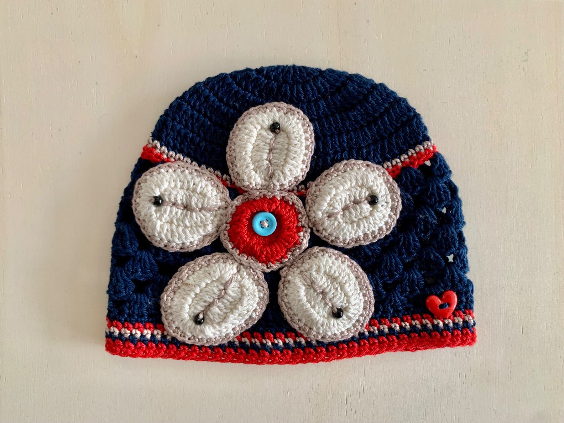 Altro abbigliamento per bambino: Kappe dunkelblau mit Blume, Handarbeit, Einzelstück – Nuovo e nell'imballaggio originale da Emmenbrücke venduto da swissmade-miracles