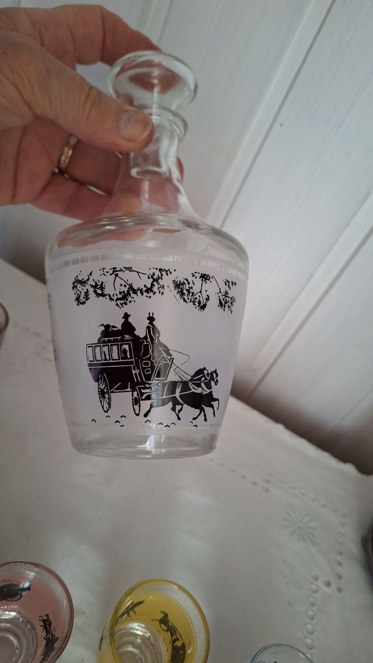 Altro: Vintage Schnaps-Lilör -Flasche , 7farbige  Gläschen , – Usato da Arlesheim venduto da shopradl 5