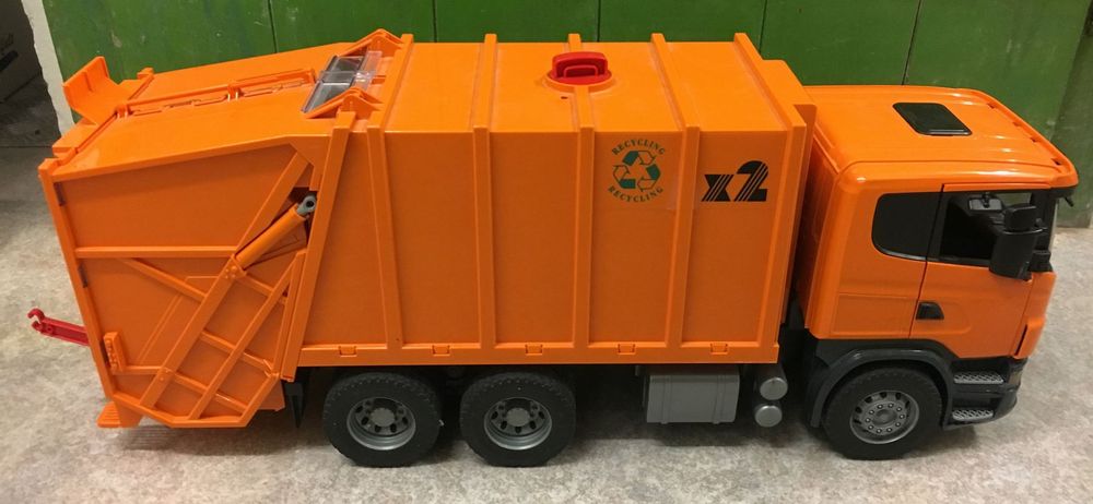 Bruder 03560 Scania R-Serie Müll-LKW – 1:16 Müllfahrzeug Mit Drehrad-Mechanik, Pressmechanik & 2 Mülltonnen, Hochwertiges Spielzeug Aus ABS, Für Drinnen Und Draußen, Für Kinder Ab 3 Jahren
