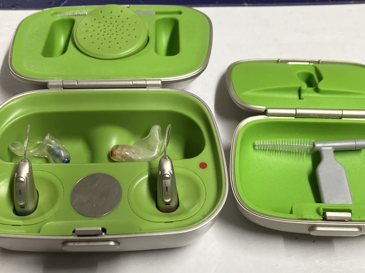 Phonak Attrezzature mediche: 2 x Hörgeräte Phonak Case Combi – Usato da Erlenbach im Simmental! venduto da Simmentaler-Perlen 1