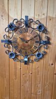 Wanduhr Metall mit Blumenornamenten rund schwarz kupfer