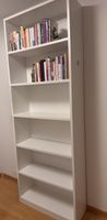 Weisses Bücherregal mit viel Stauraum