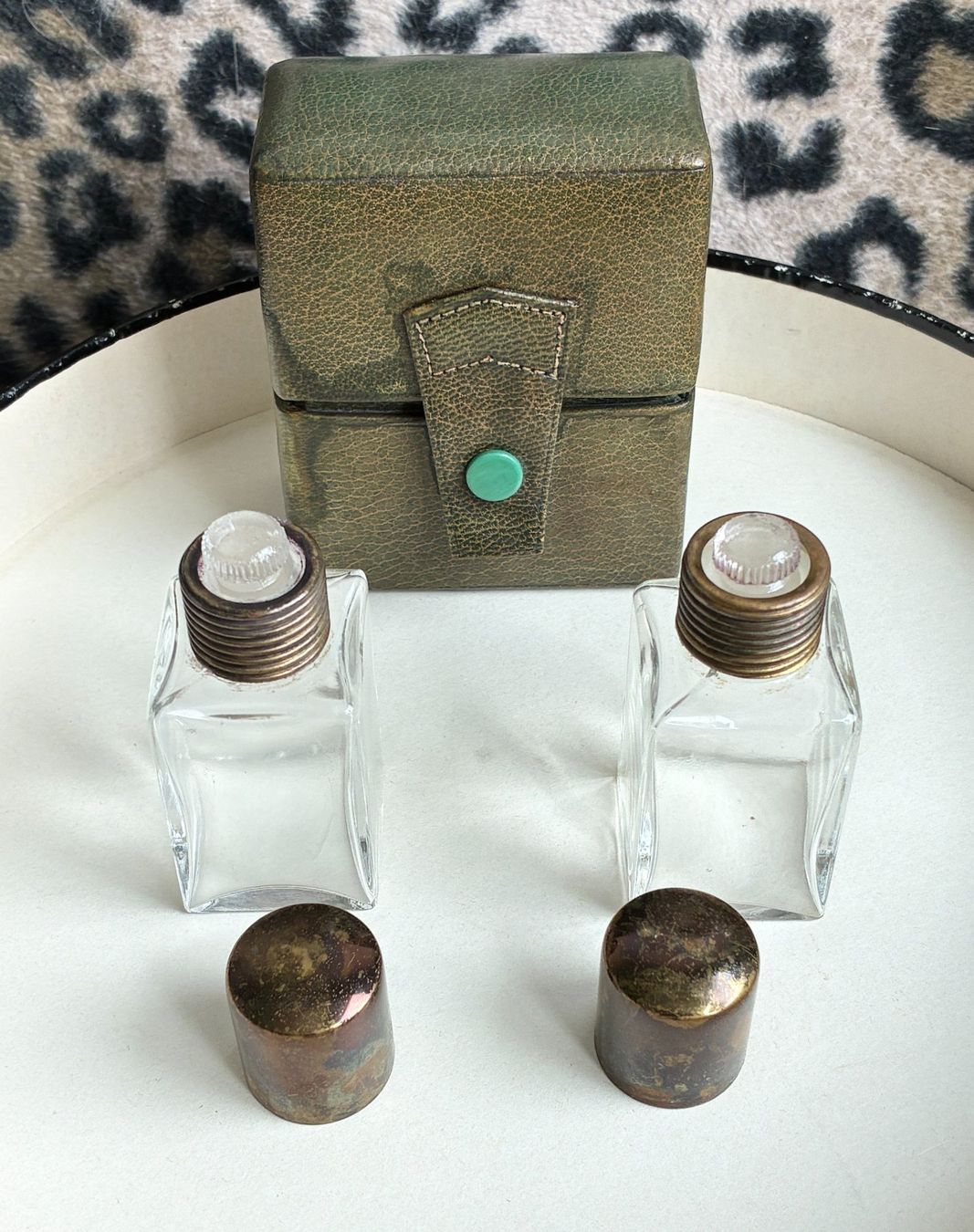 Flaconi: Vintage Reiseetui mit 2 Parfumflacons – Usato da Kloten venduto da Nephty 9